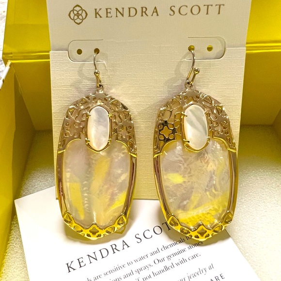 NWOT Kendra Scott Deva Earrings Ivory Pearl & Yellow Gold Pristinely PERFECT! - Picture 4 of 6